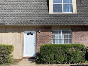 Building Photo - 2 Bedroom, 1.5 Bathroom, Two-Story Townhouse with fenced-in backyard in Farmington