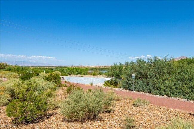 Building Photo - 1068 Crescent Falls St