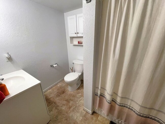 Building Photo - 1323 St James Ct