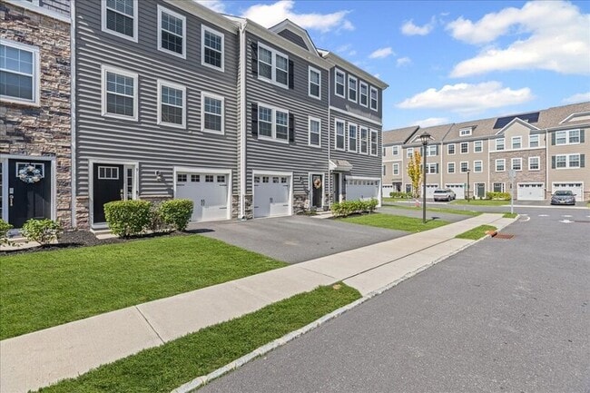 Building Photo - 9 Venice Ln
