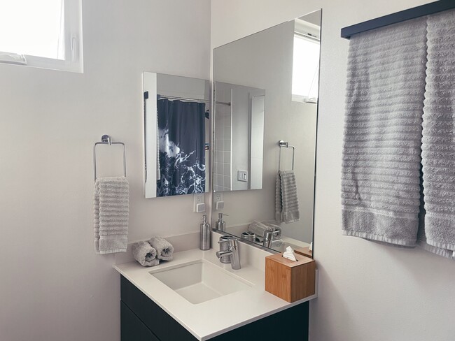 Bedroom 2 - bathroom with tub - 1417 Prescott St