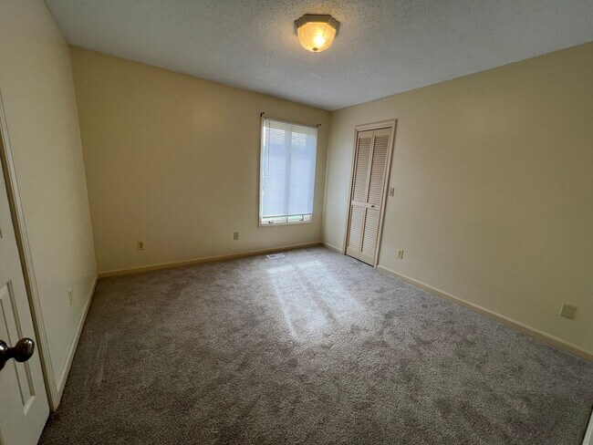 Building Photo - 104 Cambridge Ln
