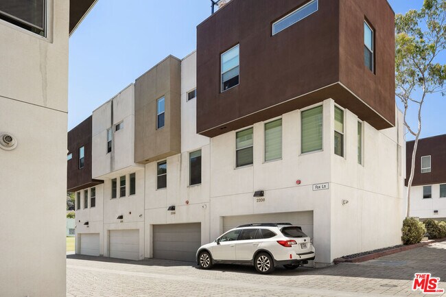 Building Photo - 2204 Fox Ln