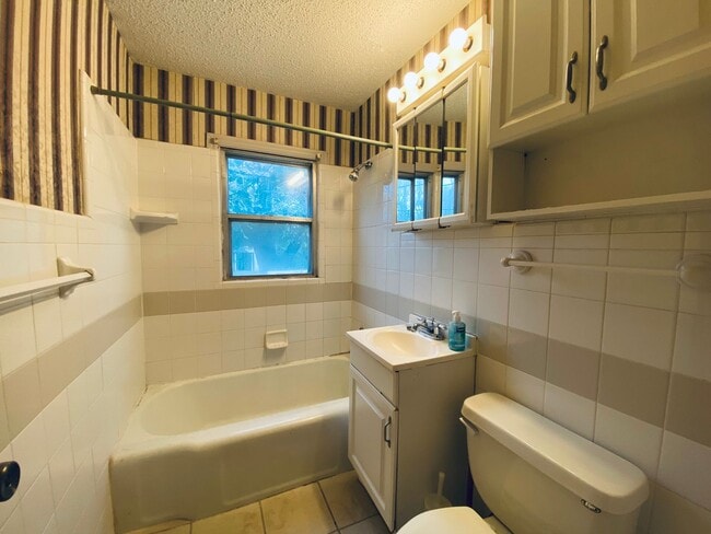 Building Photo - Charming 3-Bedroom Home for Rent in Centra...