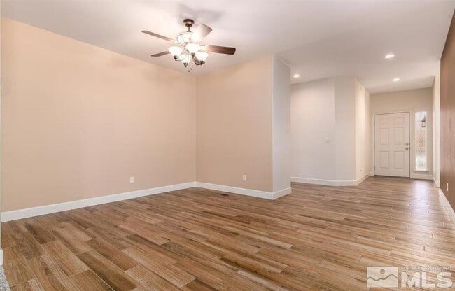 Building Photo - 971 Iris Ln