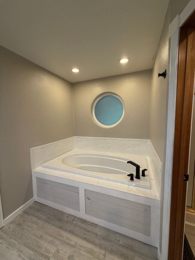 Building Photo - Beautiful Craftsman Style Rambler Must See!!