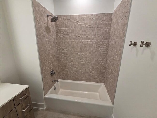 Building Photo - 775 Juniper St NE