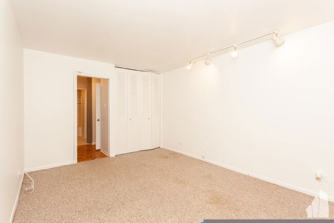 Building Photo - 4334 N Clarendon Ave