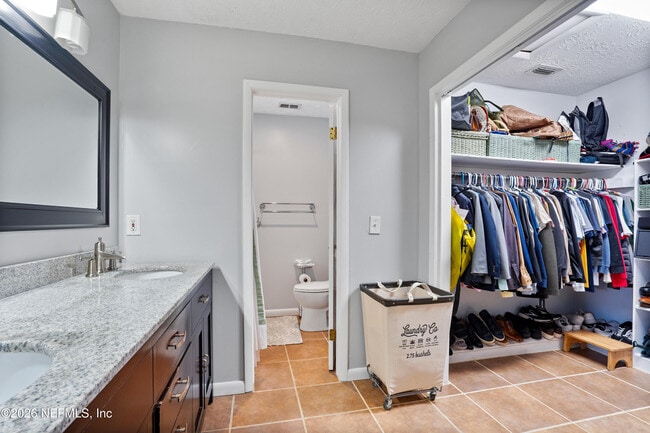 Building Photo - 6717 Lenczyk Dr