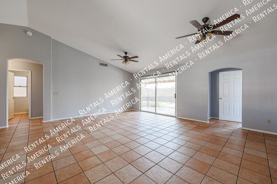 Building Photo - 5515 E Farmdale Ave