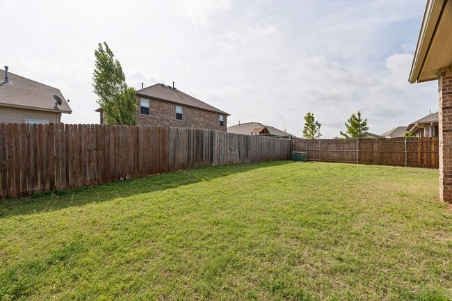 Building Photo - 3 bedroom 2 bath near Paycom!