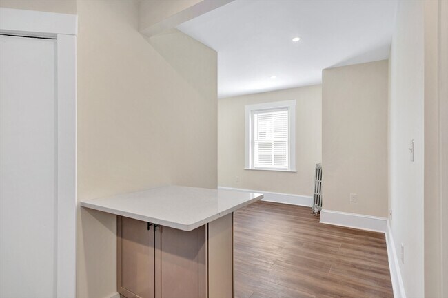 Building Photo - 105 School St