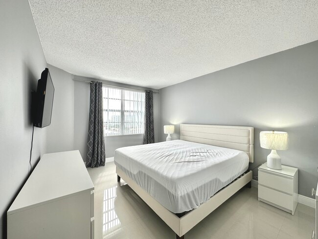 Building Photo - 1985 S Ocean Dr