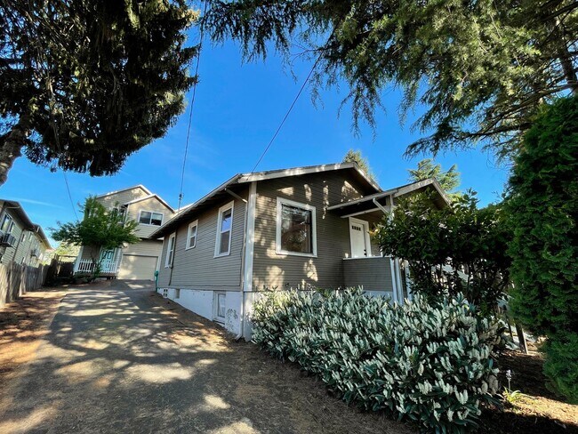 Building Photo - Charming 1920s Bungalow in Montavilla, Washer and Dryer Included!
