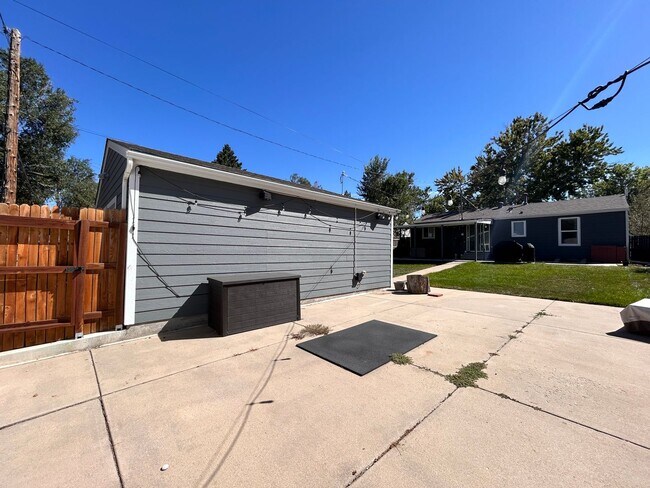 Building Photo - 1571 W Cedar Ave