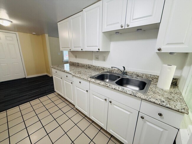 Building Photo - 320 21st Ave S