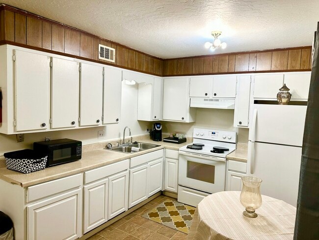 Building Photo - 4 Eatonville Rd