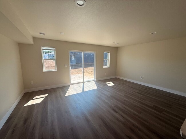 Building Photo - 3040 Bennington Pl