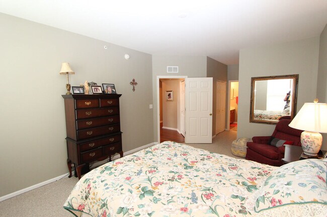 Building Photo - 260 Rosehall Dr