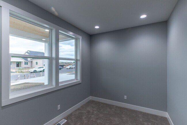 Building Photo - Beautiful 4bed 2bath home on Military Hill!