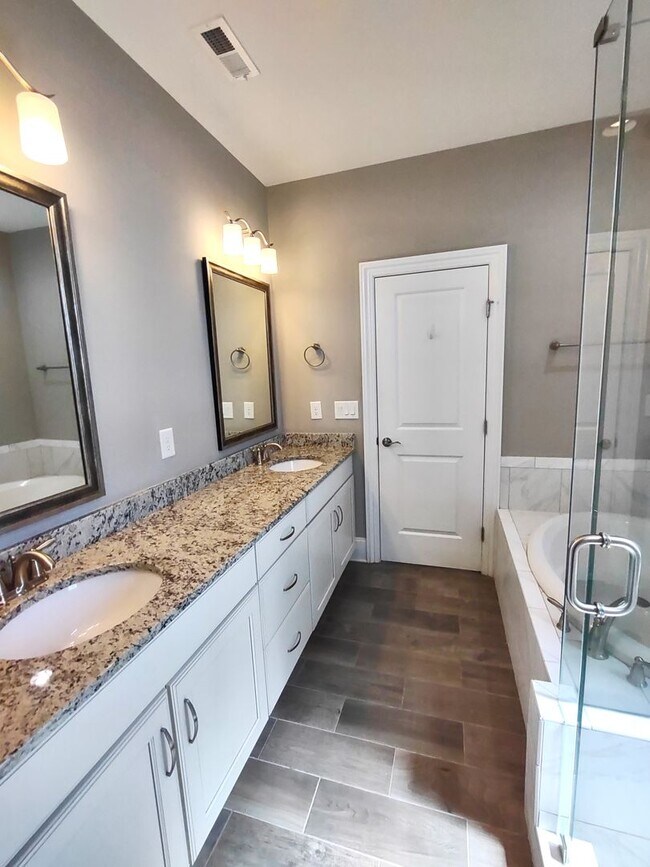 Building Photo - Luxury Townhome Available in Fairway Row C...