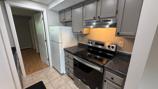 Building Photo - Walk to Downtown from this 1 Bedroom 1st F...