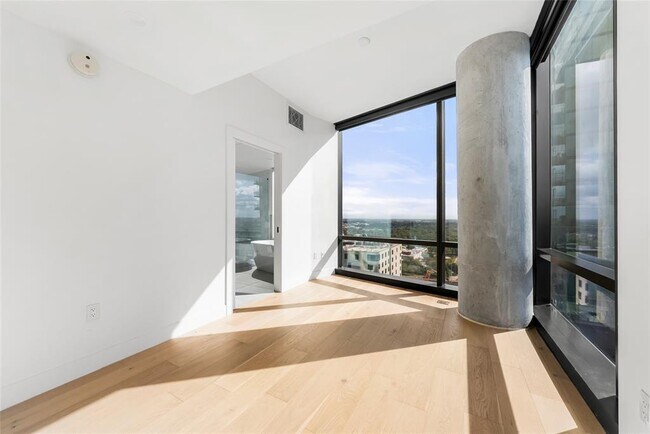 Building Photo - 70 Rainey St