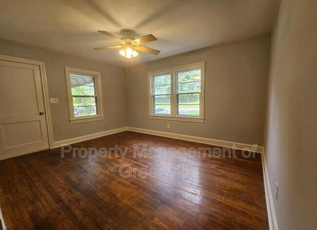 Building Photo - 117 White Oak Dr