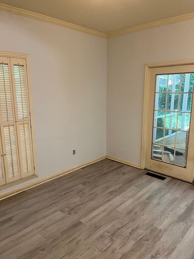 Building Photo - 1100 Stonegate Dr