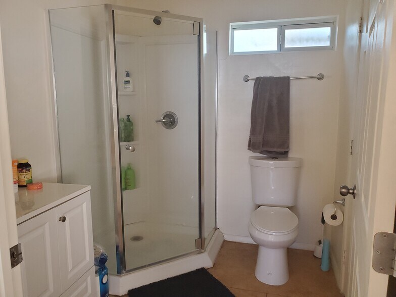 Building Photo - 1727 E 9th St