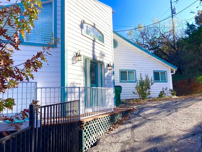 Building Photo - 215 Mountain Top