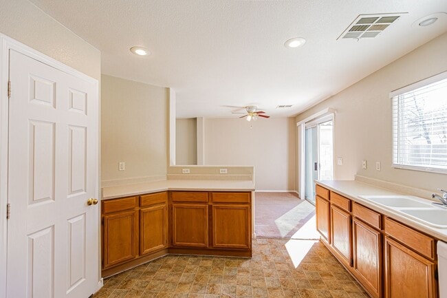 Building Photo - 4 Bedroom home located in Silverado Ranch