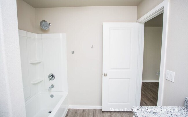 Building Photo - 2005 Kenwood Ave