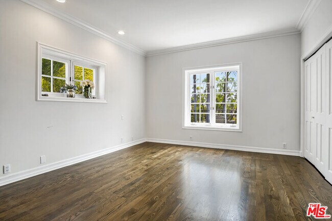 Building Photo - 116 N Palm Dr