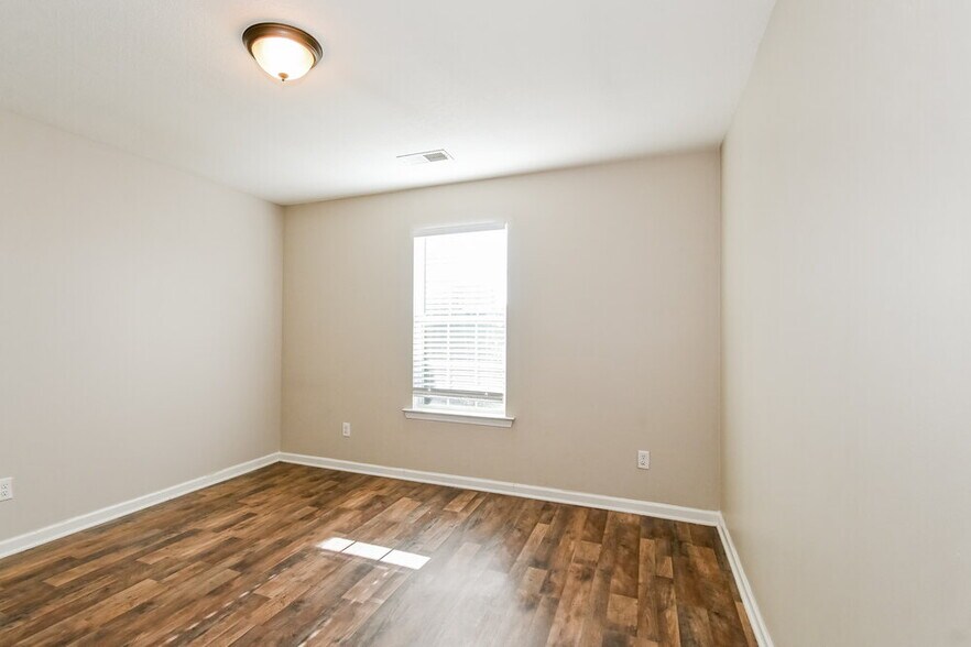 Building Photo - 8873 Lezlarken Ln