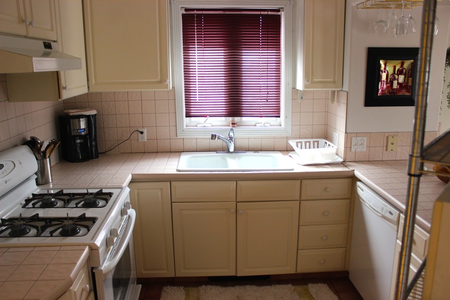 matching ceramic tile and gas stove - 470 South Ave