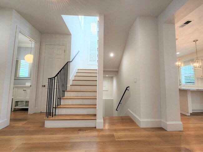 Building Photo - Updated Home Available Now in Downtown Pal...