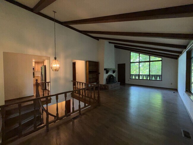 Building Photo - 3 Bed 2.5 Bath in the Heart of Bellevue
