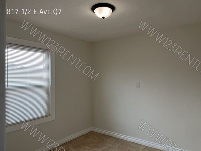 Building Photo - 1BD/ 1BTH APT EAST PALMDALE