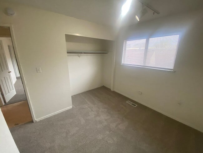 Building Photo - 6660 Peppermint Dr