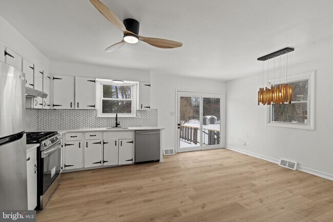 Building Photo - 395 Montgomery Dr