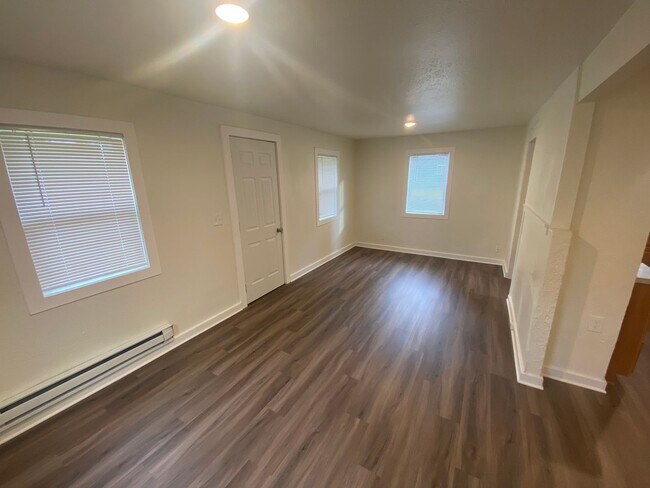 Building Photo - Rent Special!!!! **Half Off the First Mont...
