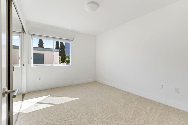 Building Photo - 11715 Goshen Ave
