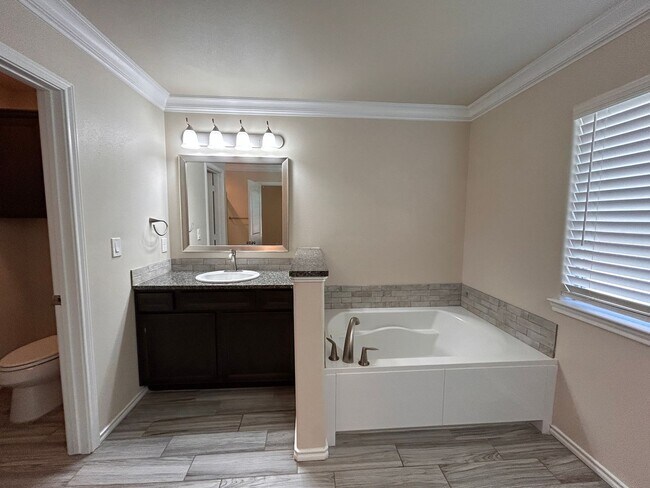 Building Photo - 4 bedroom 3 bathroom