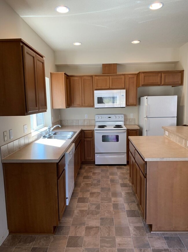 Building Photo - *** FIRST FULL MONTH'S RENT FREE***BEAUTIF...