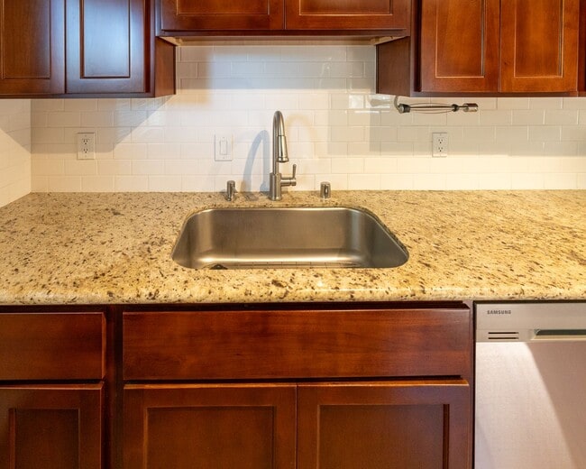Building Photo - Beautifully updated 2 Bedroom Near Downtown!