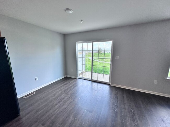 Building Photo - 3 Bedroom 2.5 Bathroom Townhome in Palmyra