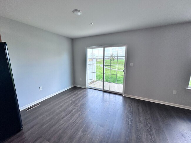 Building Photo - Charming 3 Bedroom Townhome in Palmyra