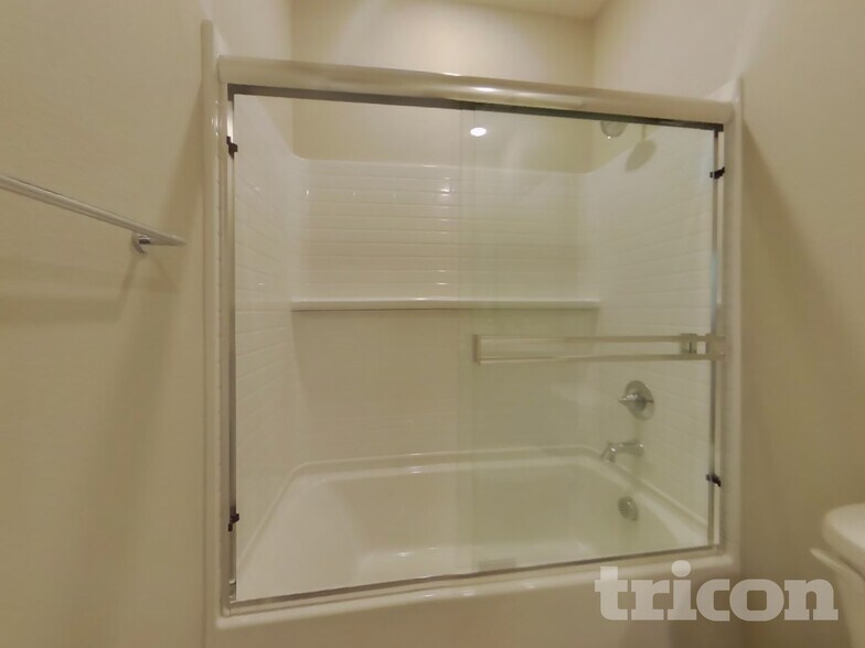 Building Photo - 6 Adella Pl