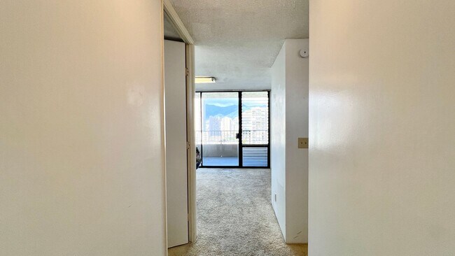 Building Photo - AVAILABLE NOW - SPACIOUS 2BD/1BA WITH 1 COVERED SECURED PARKING!